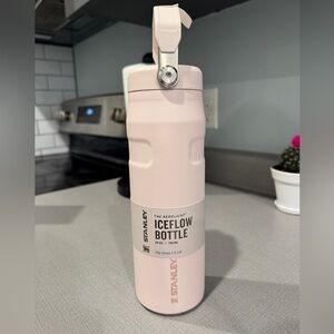 Stanley 24oz IceFlow Aerolight Flip Straw Water Bottle 2.0 - Rose Quartz